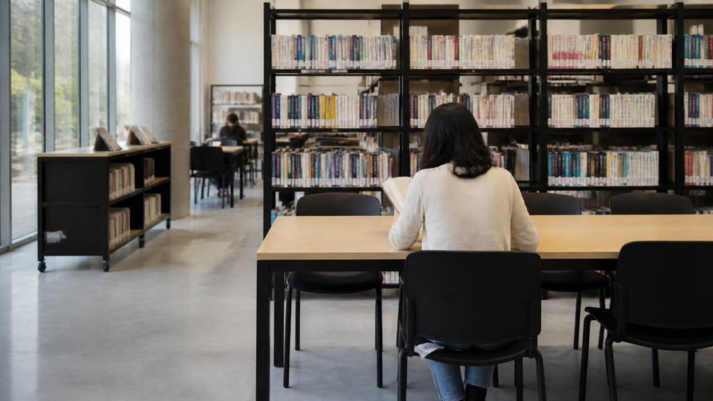 Estudiantes conversan con una orientadora en un salón sobre emociones y bienestar